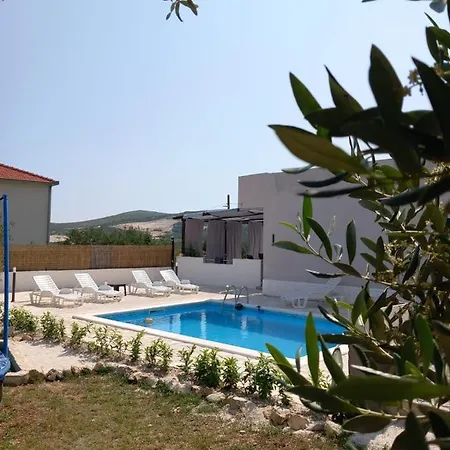 House M&a&k With Swimming Pool *