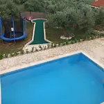 House M&a&k With Swimming Pool Ferienhaus Kaštel Štafilić