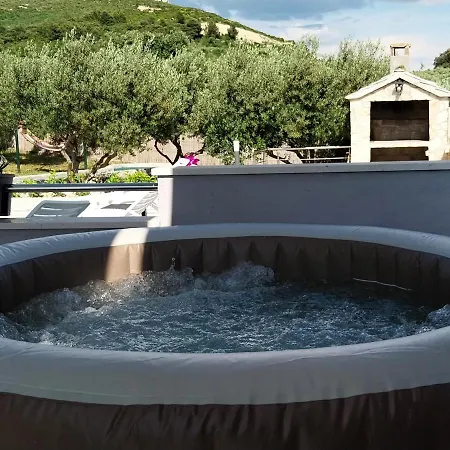 House M&a&k With Swimming Pool Nyaraló *