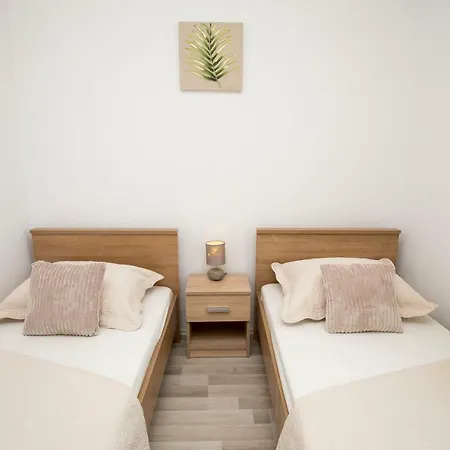 House M&a&k With Swimming Pool Nyaraló Kaštel Štafilić