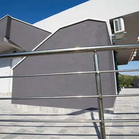 House M&a&k With Swimming Pool