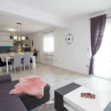 House M&a&k With Swimming Pool Kaštel Štafilić